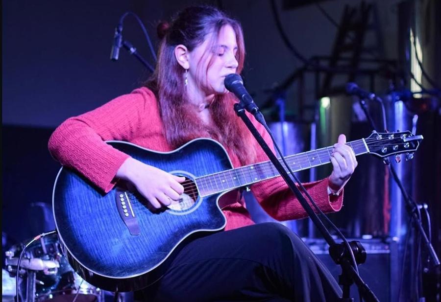 ARTISTA TUCUMANA. Ari Aguirre participó en las voces de la canción ''La Trinchera''. / INSTAGRAM @ariaguirre4