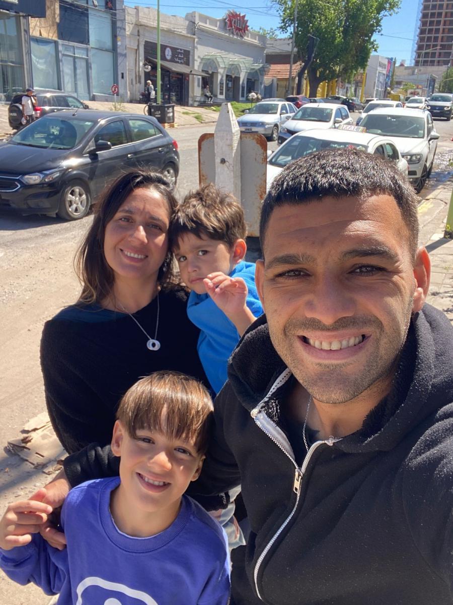 ANTES DE LA TRAGEDIA. Bellone posa junto a su esposa e hijos a una cuadra de las zonas afectadas en Bahía Blanca.