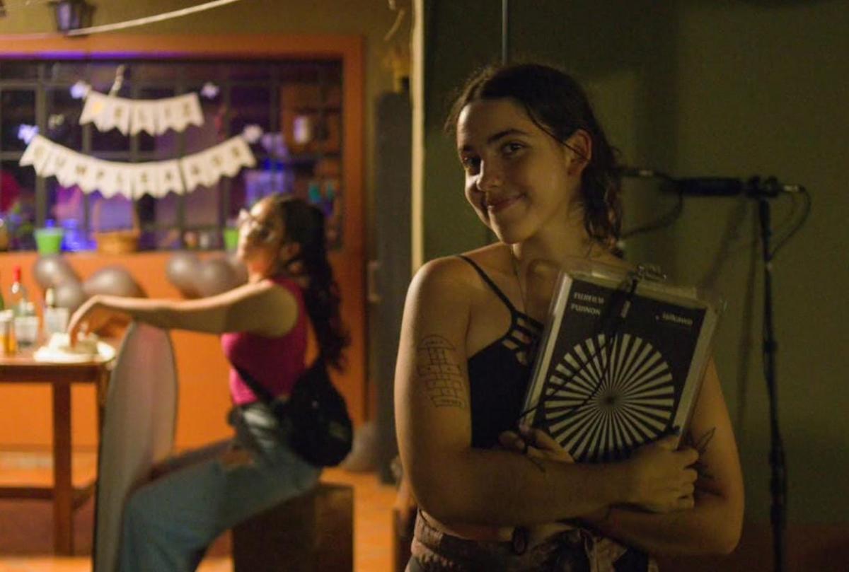 POETA TUCUMANA. Luchi Aragón recitó su poema hacia el final de la canción. / INSTAGRAM @luchiaragon1