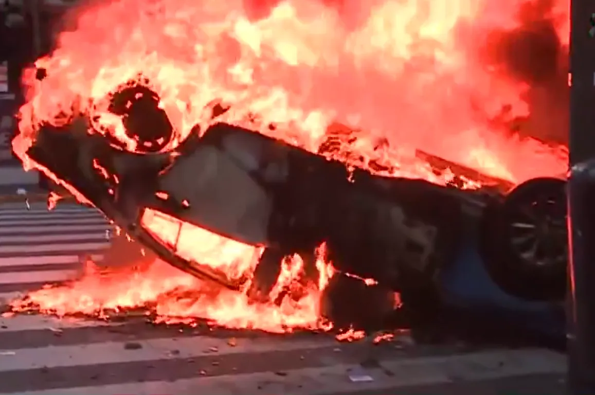 VIDEO. Máxima tensión frente al Congreso: dieron vuelta un patrullero y le prendieron fuego