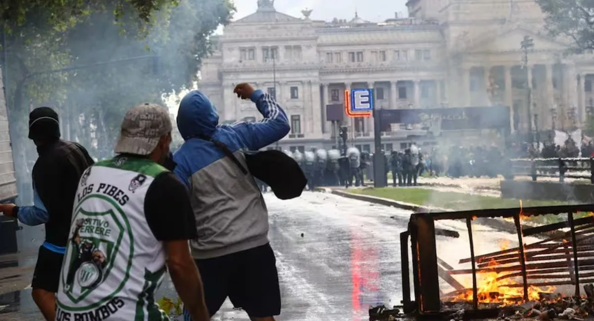 Marcha de los jubilados: hubo graves incidentes entre los barras y las fuerzas de seguridad