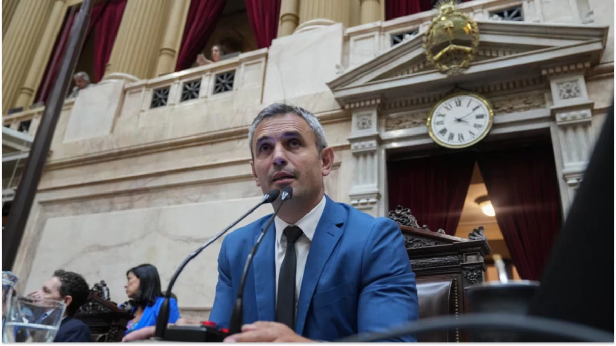 La oposición pidió levantar la sesión por los disturbios en las afueras del Congreso.