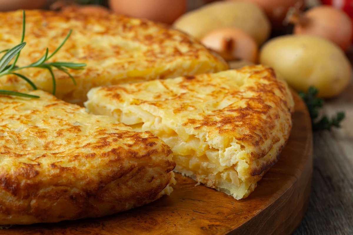 Receta para hacer una tortilla de papa saludable y con el sabor de bodegón.