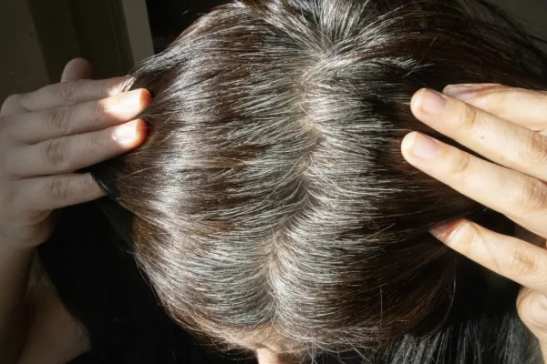 ¿Cada cuánto tiempo debo lavarme el pelo si tengo canas?