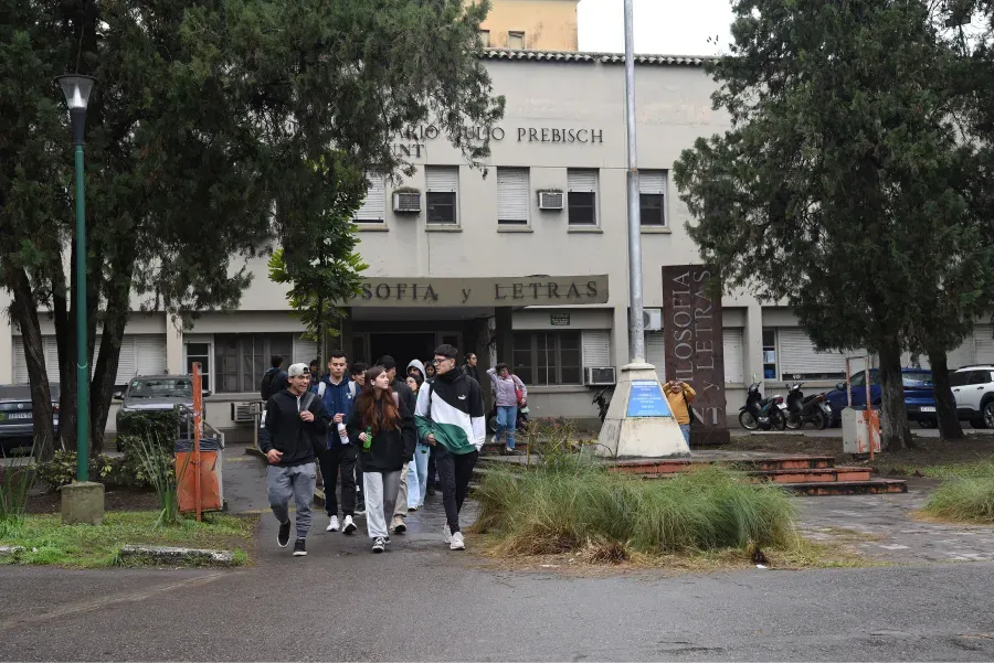 FACULTAD DE FILOSOFÍA Y LETRAS. Un grupo de egresados de esta institución denunció demoras en el inicio del trámite de título universitario. / ARCHIVO LA GACETA