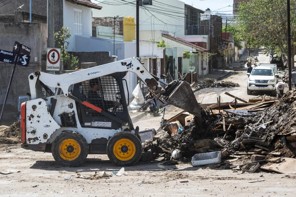 RESTAURACIÓN. Tras los desastres que dejó el fuerte temporal que azotó la ciudad de Bahía Blanca, comienzan los operativos de reconstrucción. afp