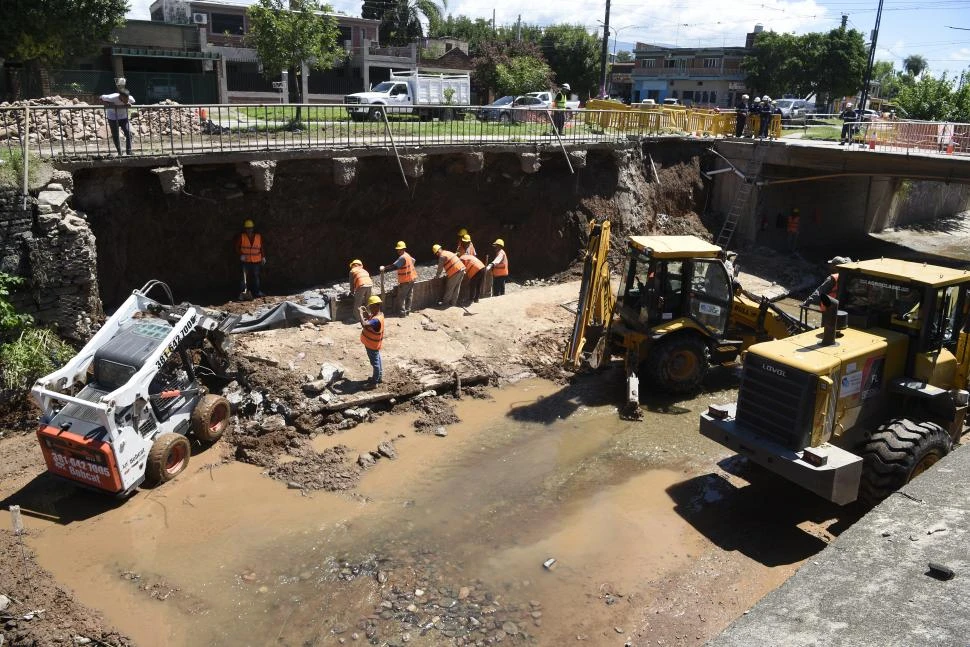 TRABAJOS. Personal de la Dirección Provincial del Agua lleva adelante las tareas de reparación, que se extenderían por no menos de 20 días. 