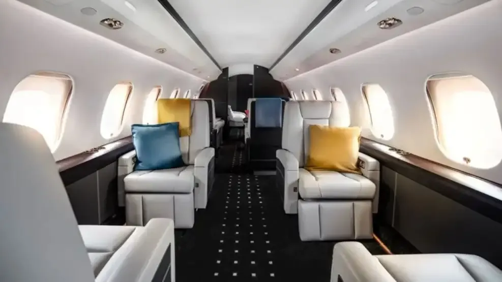 Cómo es el Bombardier Global 5000, el avión de lujo en el que vino Laura Arrieta