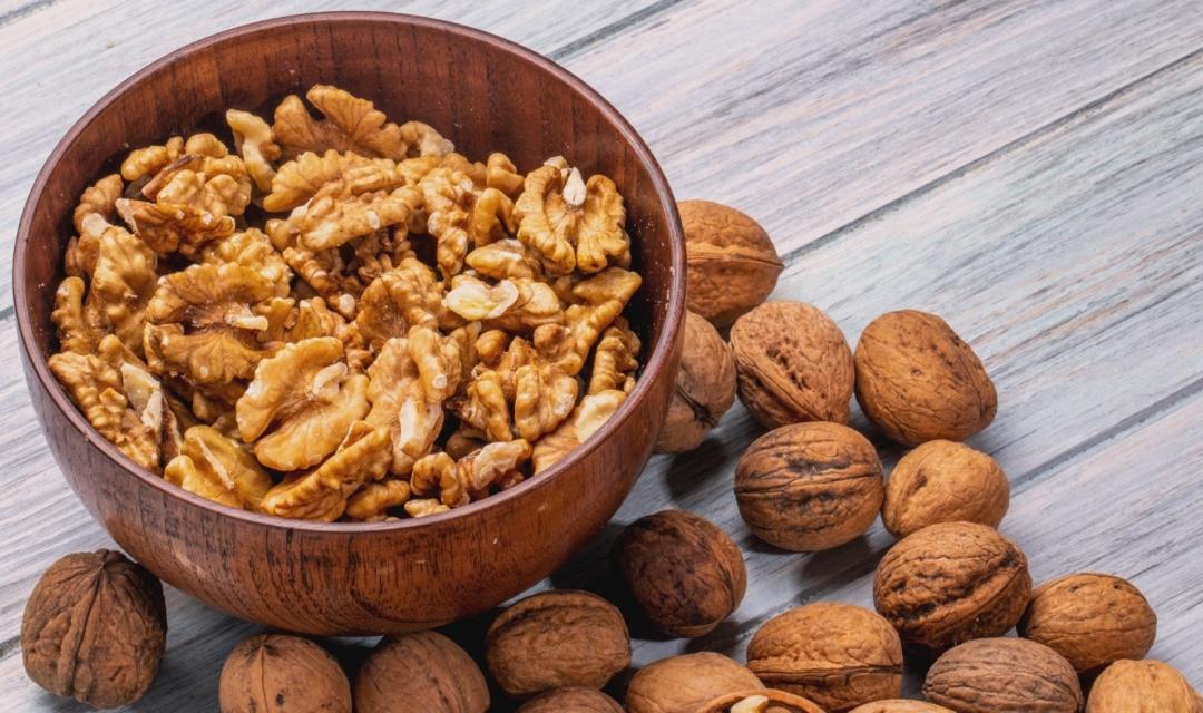 El consumo regular de nueces ayuda a disminuir la presión arterial.