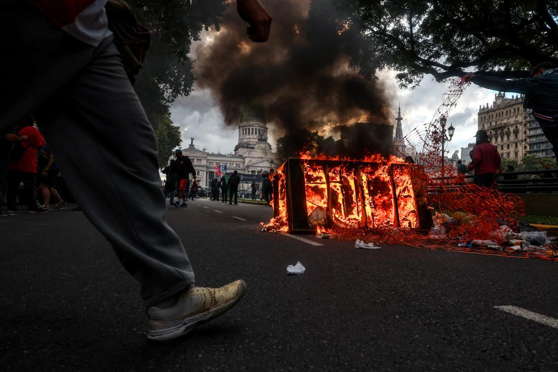 FRENTE AL CONGRESO. Los manifestantes y las fuerzas de seguridad protagonizaron fuertes cruces. 