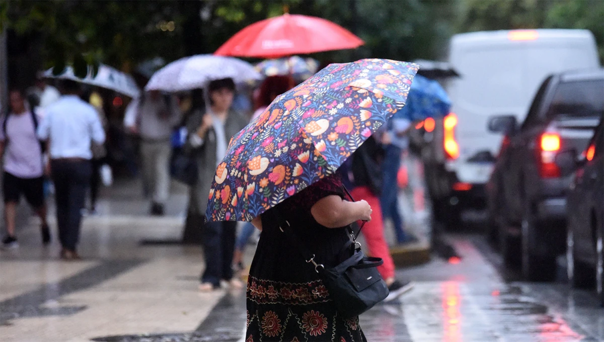 FRESCO. Además de los paraguas, ante la amenaza de posibles lluvias, las tucumanas y tucumanos tendrán que arroparse hoy.