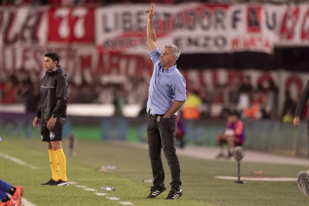 BRAZO ARRIBA. Pusineri vivió un partido intenso en la derrota frente a River. Ante el “Millonario” el DT realizó seis cambios respecto al partido anterior. Foto: Matías Napoli Escalero - Especial para LA GACETA