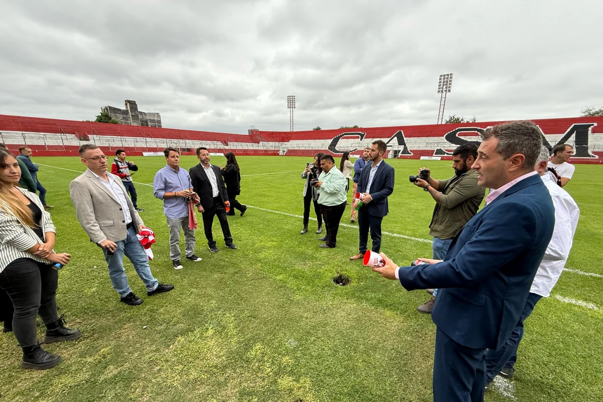 CHARLA. Los representantes de las marcas y los dirigentes de San Martín en el campo de juego.