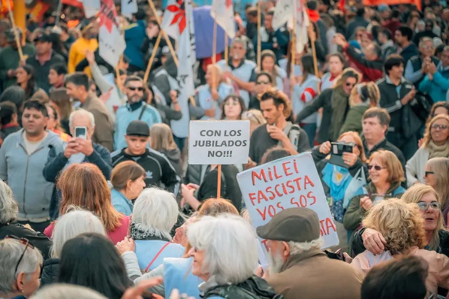 EVOLUCIÓN DE LAS JUBILACIONES. La medición del Centro de Economía Política Argentina (CEPA) revela que, a pesar de algunos aumentos, los jubilados perdieron poder adquisitivo en términos reales. / INSTAGRAM @quedigital