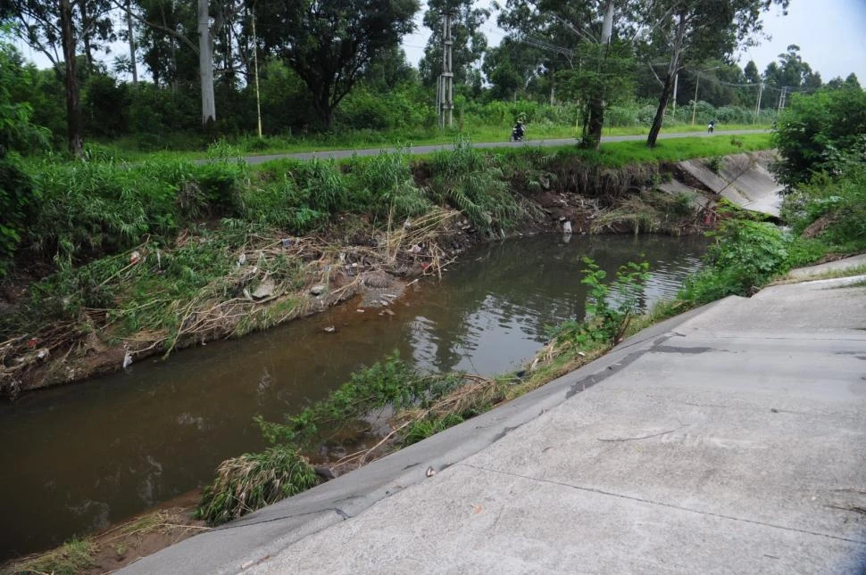 EL SECTOR MÁS BAJO. Las losas del Canal Yerba Buena han desaparecido en la zona cercana a la desembocadura en el Canal Sur. LA GACETA / FOTOS DE DIEGO aRáOz