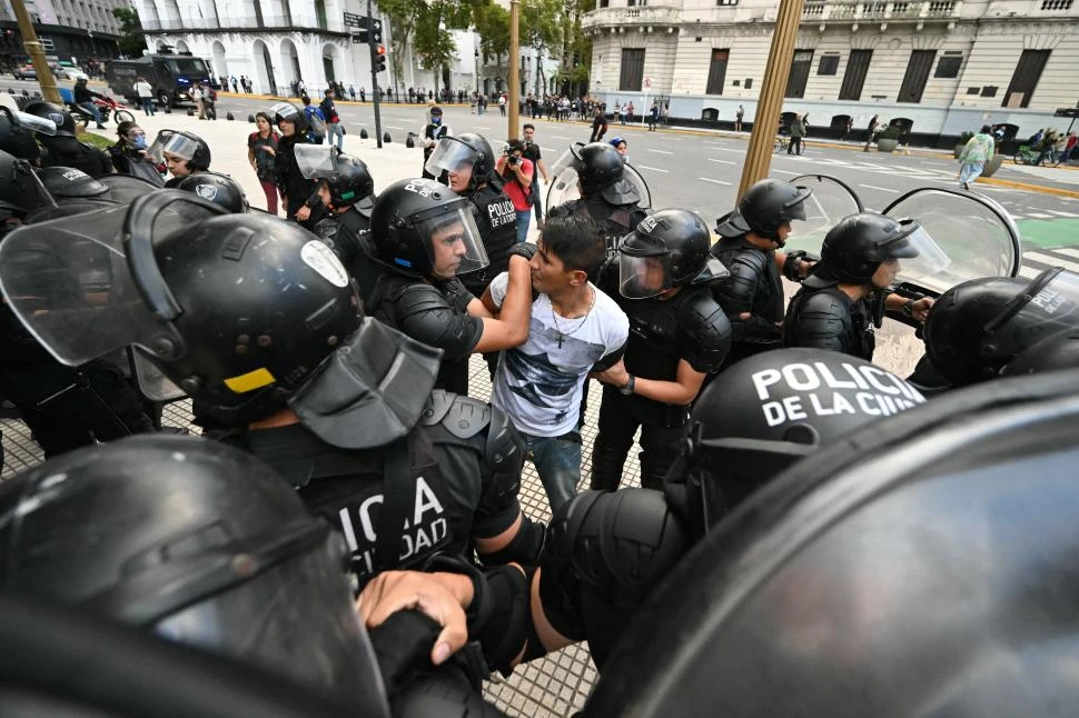 ENFRENTAMIENTOS. Durante toda la tarde hubo incidentes entre las fuerzas de seguridad y los manifestantes; más de 15 personas fueron heridas. afp