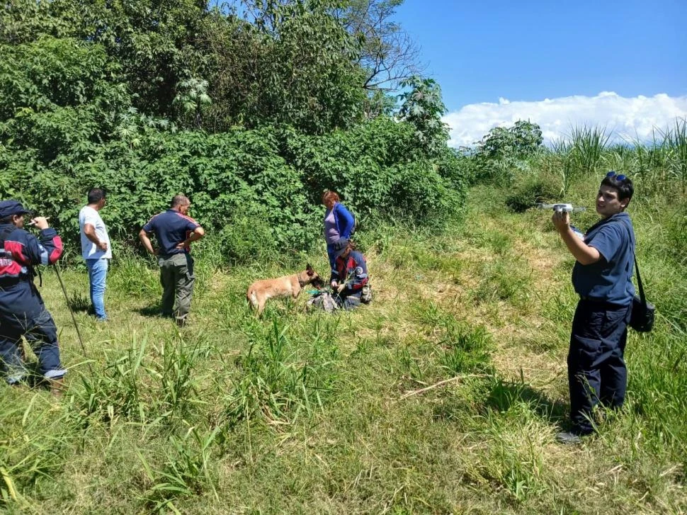 MOVIMIENTO. La Policía realizó rastrillajes en diferentes sectores de la ciudad de Aguilares con perros y drones para tratar de encontrarlo.