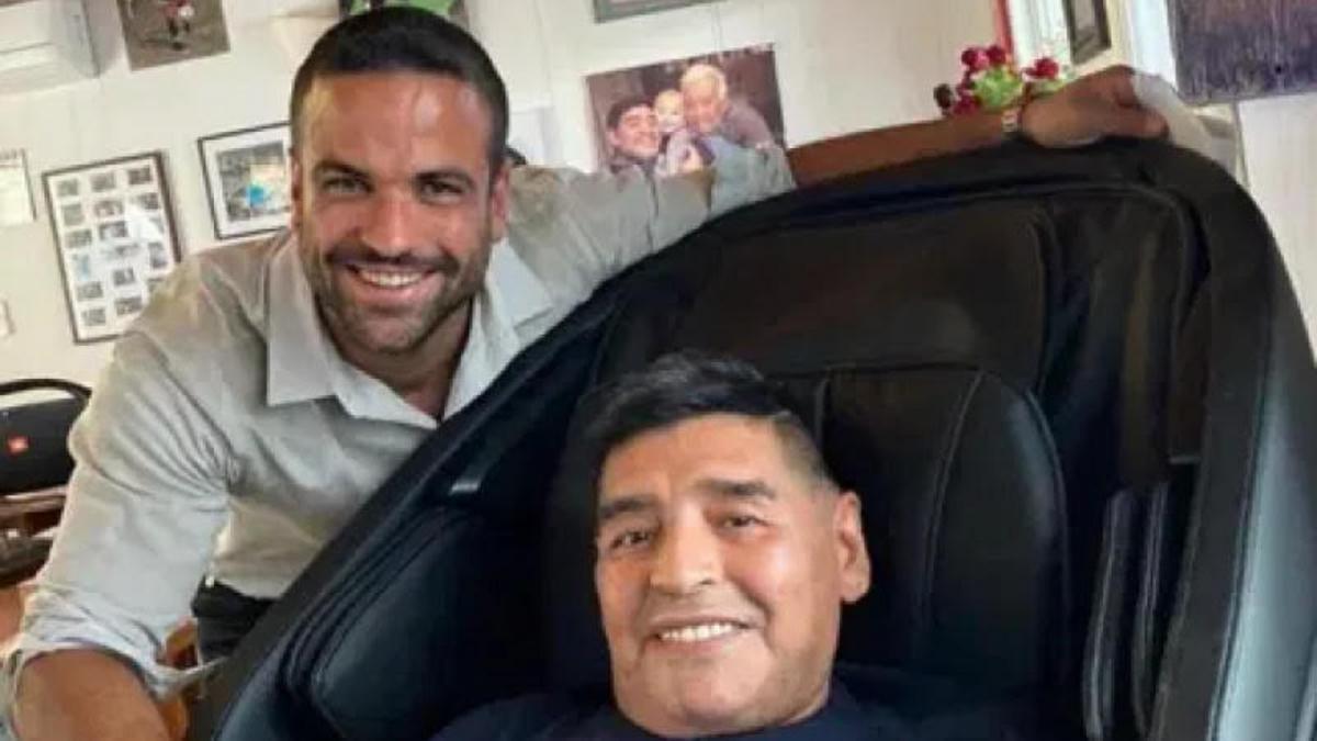 Carlos Díaz con Diego Maradona. 