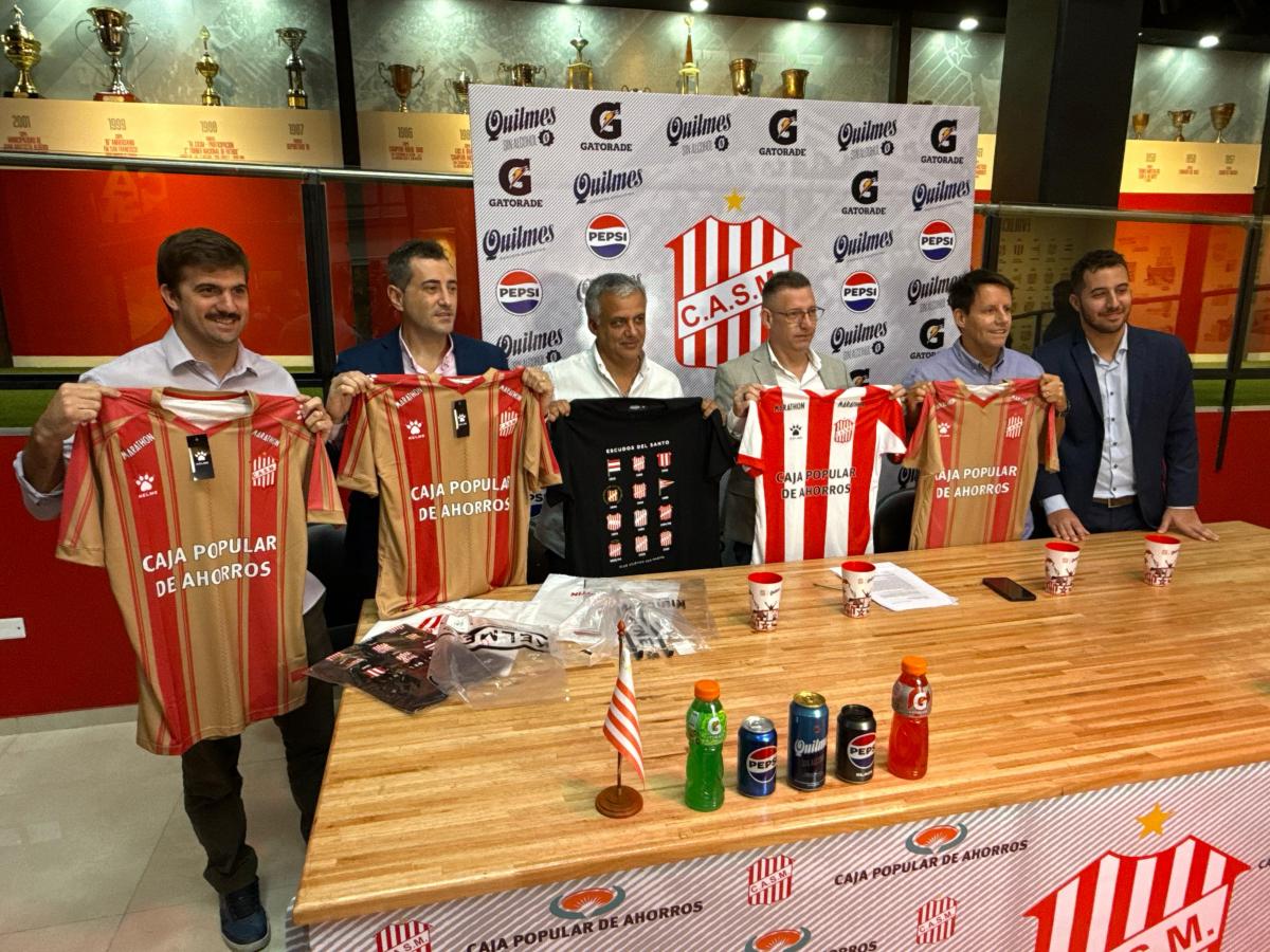 FELICES. Los representantes de las marcas posan con las camisetas de San Martín.