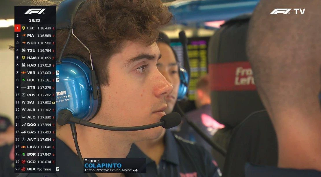 Franco Colapinto observando el trabajo de Gasly y Doohan