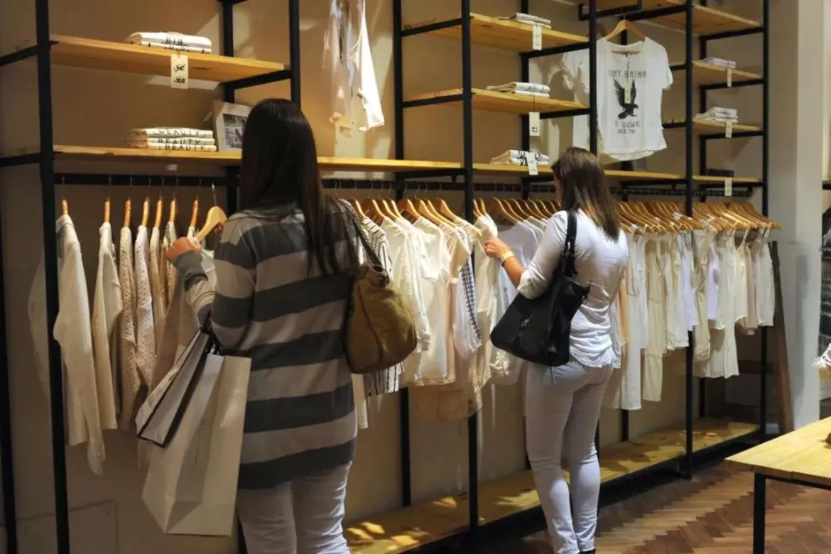 Para frenar la suba de precios locales, el Gobierno bajará los aranceles a la importación de ropa y calzado