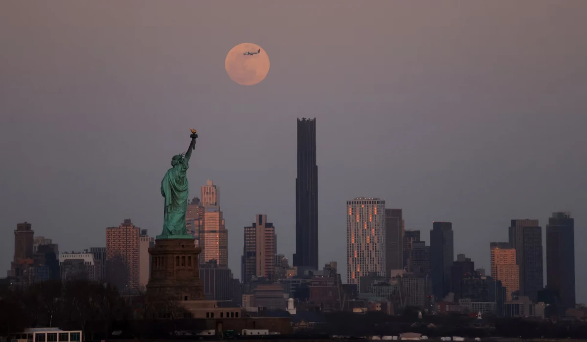 La Luna llena sobre el horizonte de Brooklyn y la Estatua de la Libertad en Nueva York (EE UU). Gary Hershorn (Getty Images/ El País