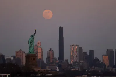 Las espectaculares imágenes que dejó el eclipse lunar total de esta madrugada