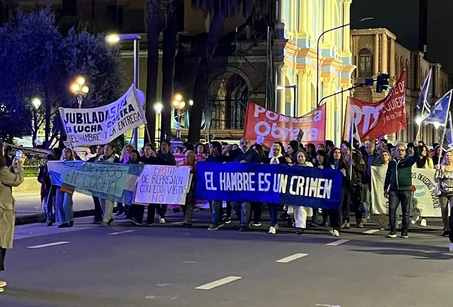 EN LA PLAZA INDEPENDENCIA. Los centros de estudiantes de Filosofía y de Cine de la UNT convocaron al ruidazo en la Plaza Independencia. / CENTRO DE ESTUDIANTES CINE UNT