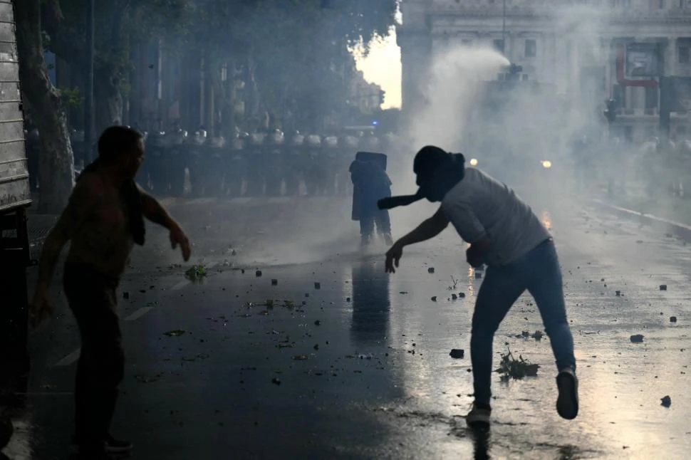 SITUACIONES DRAMÁTICAS. Efectivos policiales y militantes se enfrentaron cerca del Congreso; un fotógrafo y una jubilada continúan graves.