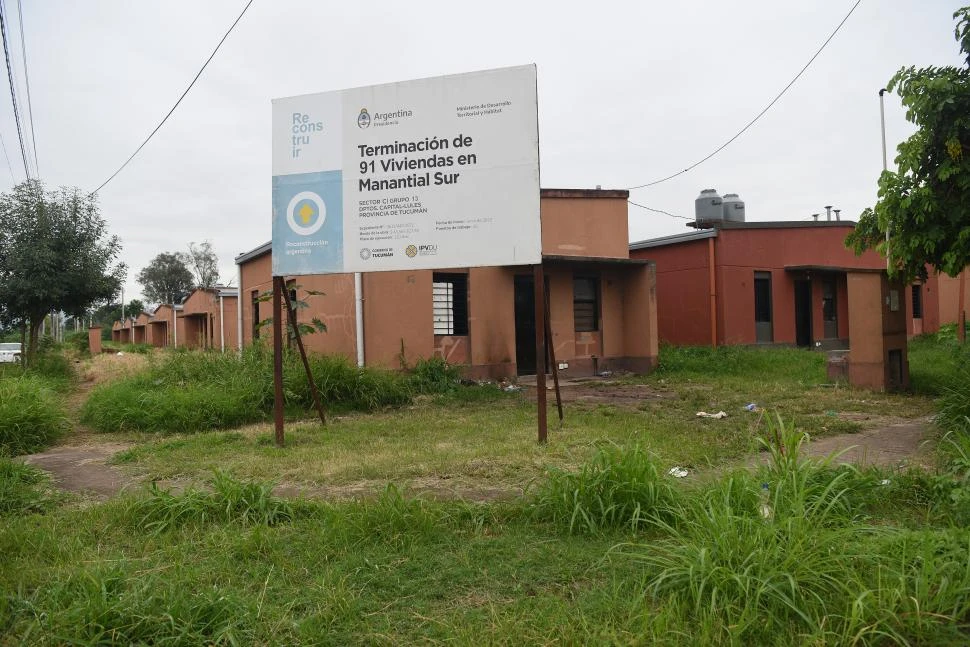 REACTIVACIÓN. Tres de las empresas que tienen a cargo unas 75 viviendas de Manantial Sur retomaron los obras con un plazo de cuatro meses.