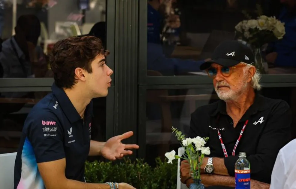 BUEN ÁNIMO. Franco Colapinto habla con Flavio Briatore, en la previa de la primera práctica de la Fórmula 1.