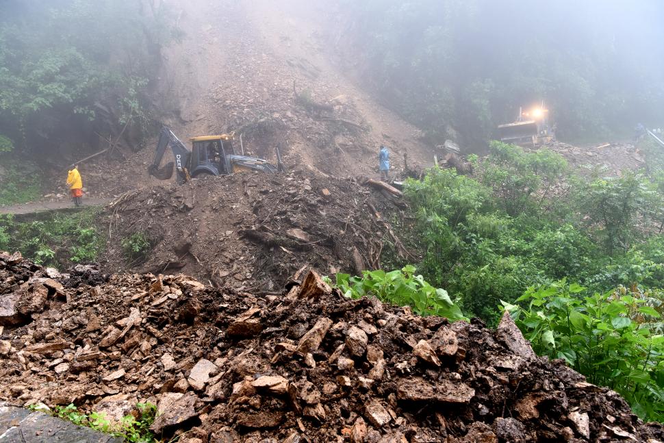 CORTE TOTAL. Los trabajadores de Vialidad retiran los materiales que se acumularon durante el primer deslizamiento de tierra de la montaña. 