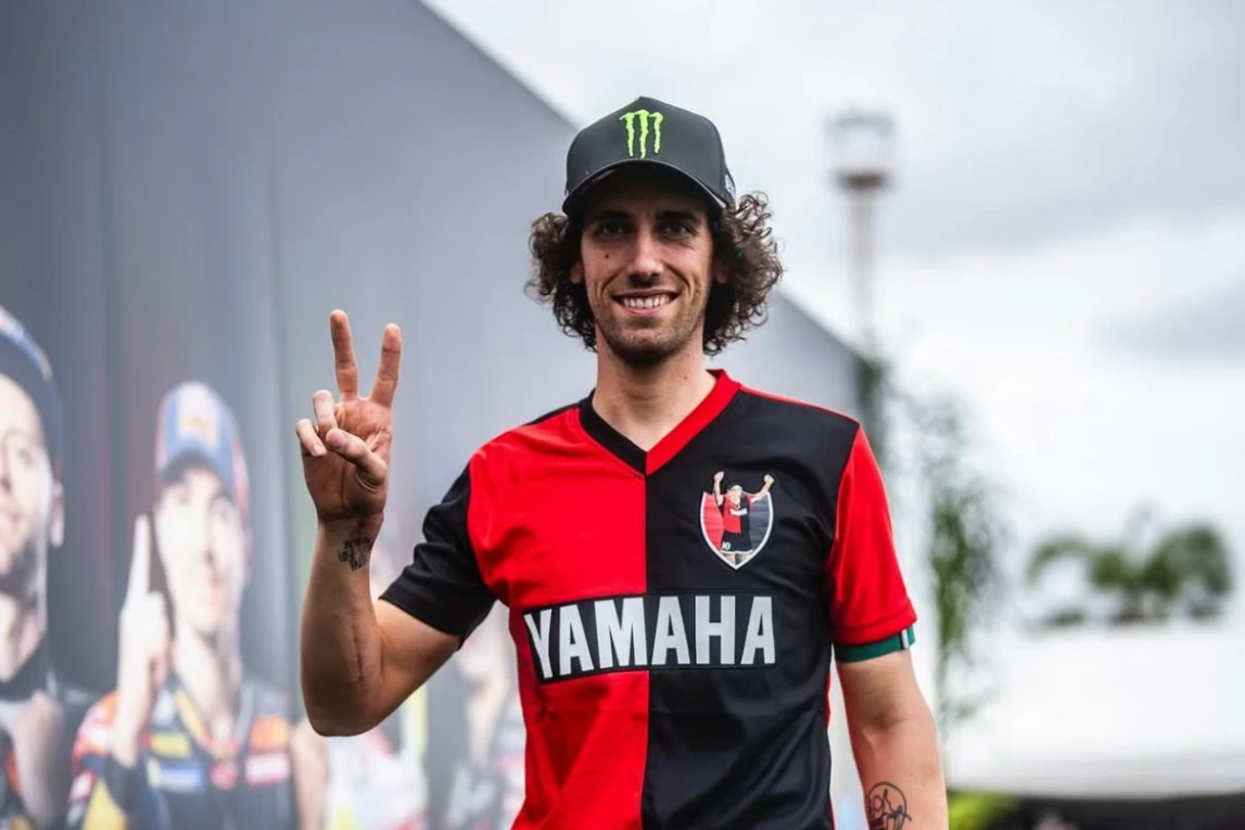 FELIZ. Rins se mostró con la camiseta de Newell´s en el paddock del MotoGP.