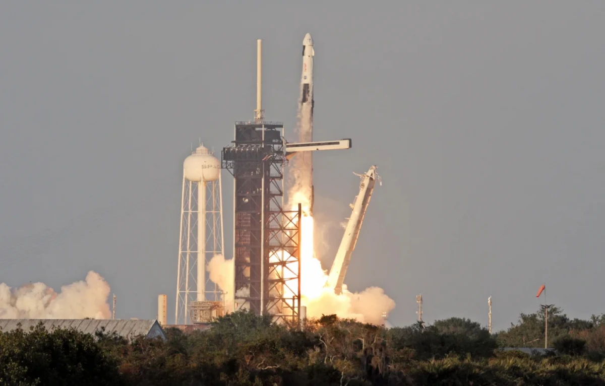 Un cohete SpaceX Falcon 9 con la cápsula Crew Dragon Endurance que transporta la misión Crew-10 despega del Complejo de Lanzamiento 39A en el Centro Espacial Kennedy de la NASA en Florida el viernes. Gregg Newton/AFP/Getty Images/CNN