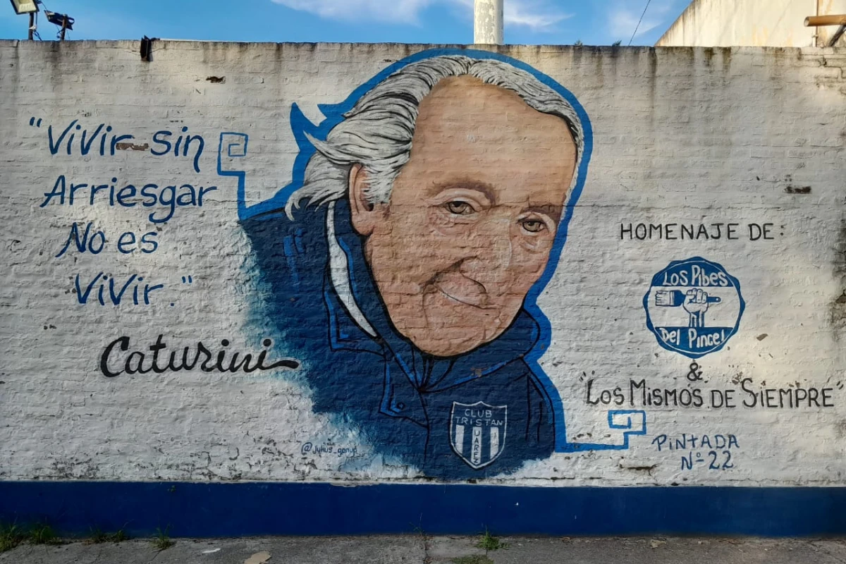 Mural en las afueras de la cancha de Tristán Suarez. 