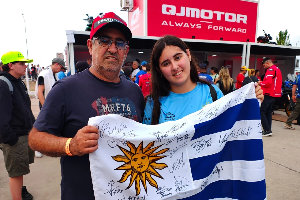 Son de Montevideo, coleccionan firmas en una bandera uruguaya y quieren los autógrafos de los protagonistas del MotoGP