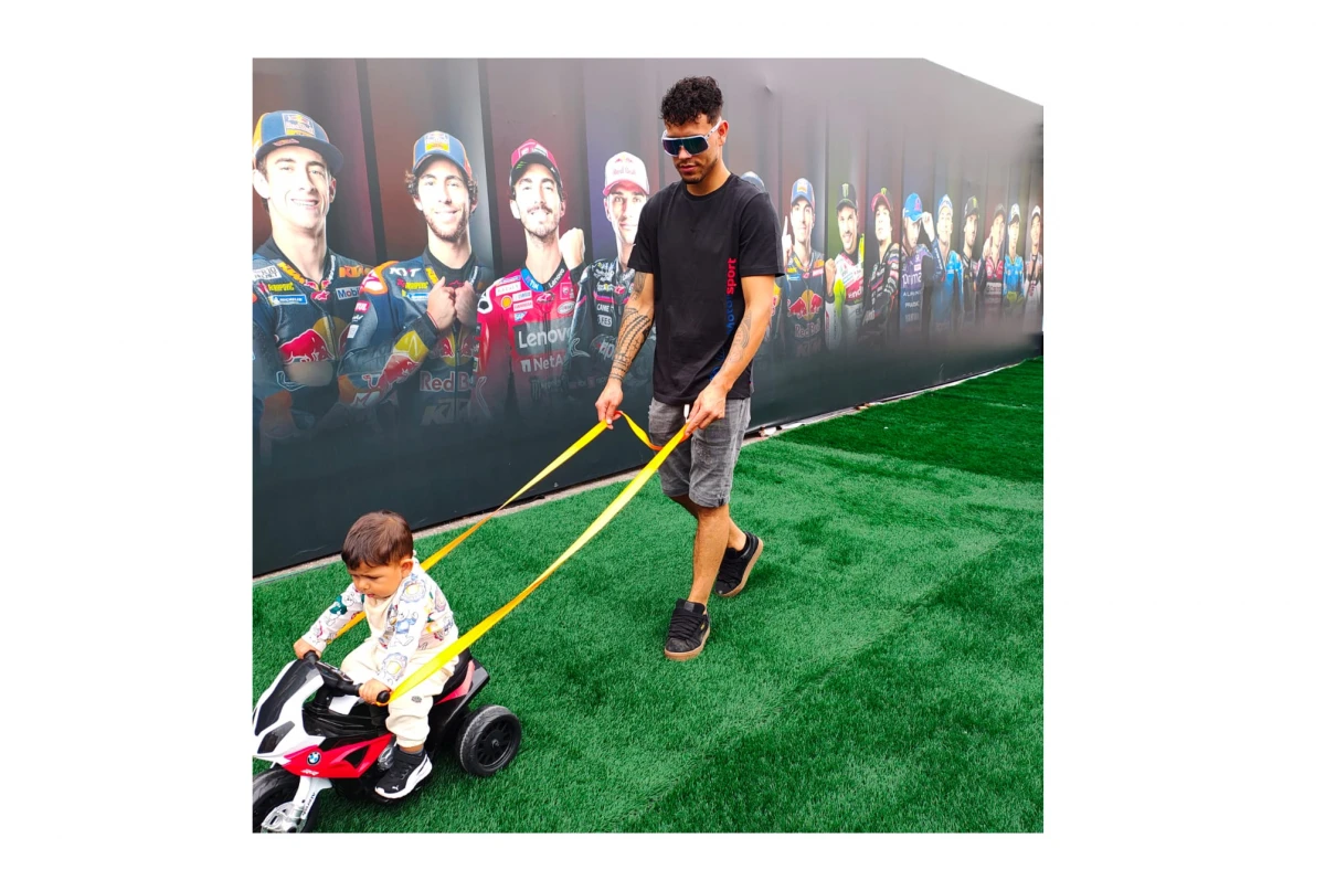 Es colombiano, visitó el paddock del MotoGP y paseó a su hijo en una minimoto