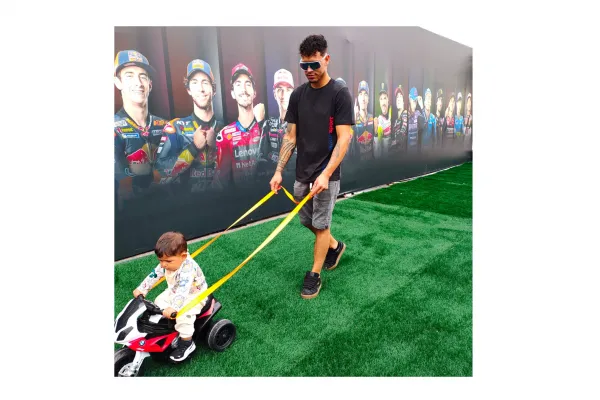 Es colombiano, visitó el paddock del MotoGP y paseó a su hijo en una minimoto