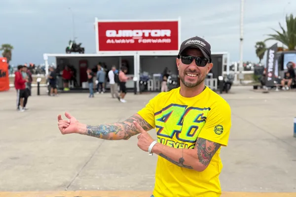 Es fanático de Valentino Rossi, se hizo un tatuaje y nombró a su hija Valentina en homenaje al italiano