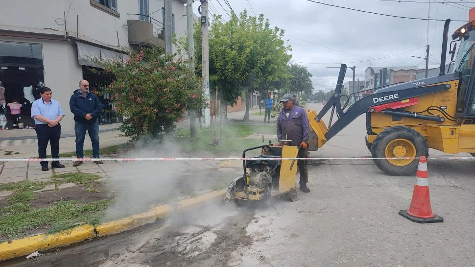 EN MARCHA. Ayer comenzaron los trabajos de renovación de cañerías.