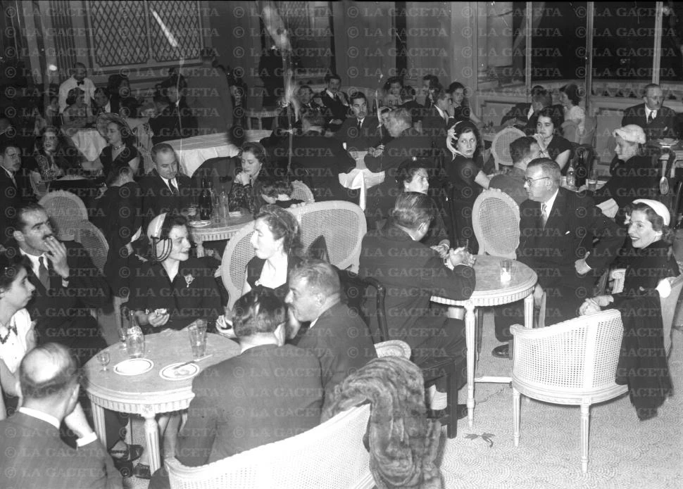 Recuerdos fotográficos: reunión en el Jockey Club