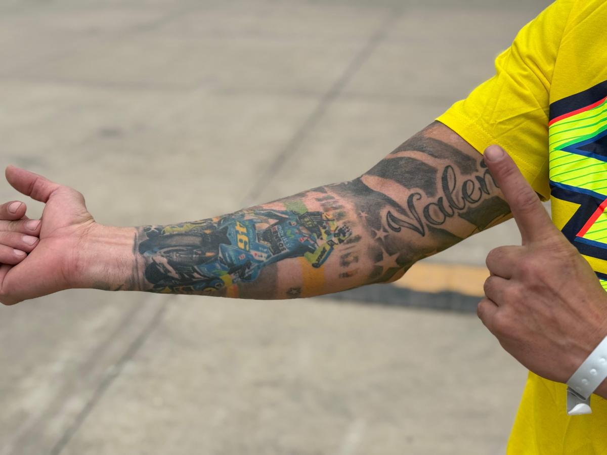Es fanático de Valentino Rossi, se hizo un tatuaje y nombró a su hija Valentina en homenaje al italiano