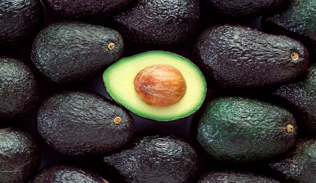 Hervir cáscaras de palta para un enjuague capilar puede fortalecer y dar brillo al cabello.