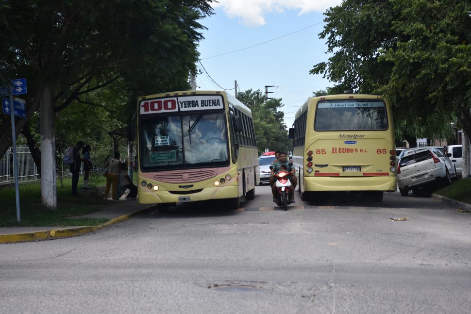 TRANSPORTE PÚBLICO. Colectivos y minibuses recorren la Fanzolato.