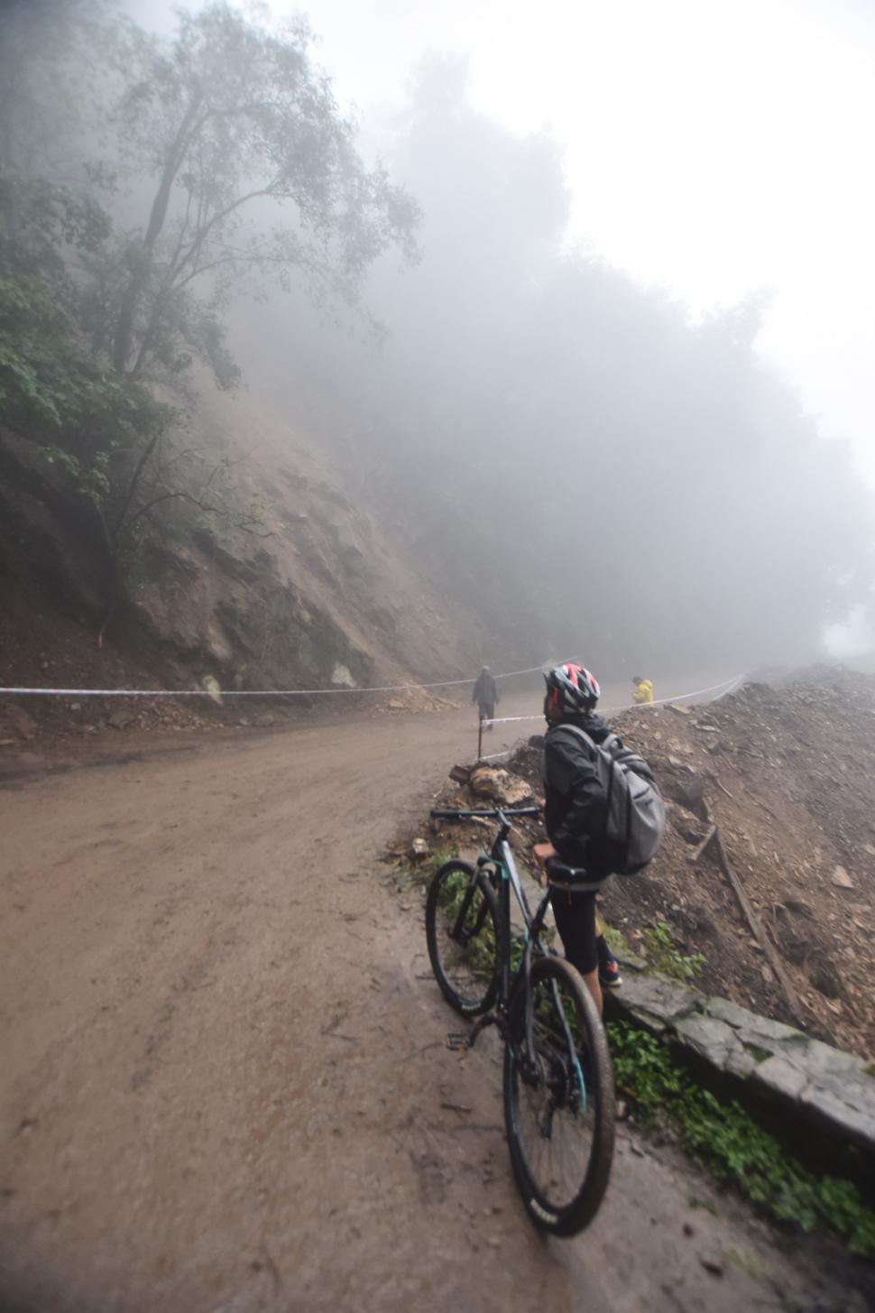 CICLISTAS. A pesar de las advertencias muchos decidieron subir el cerro.