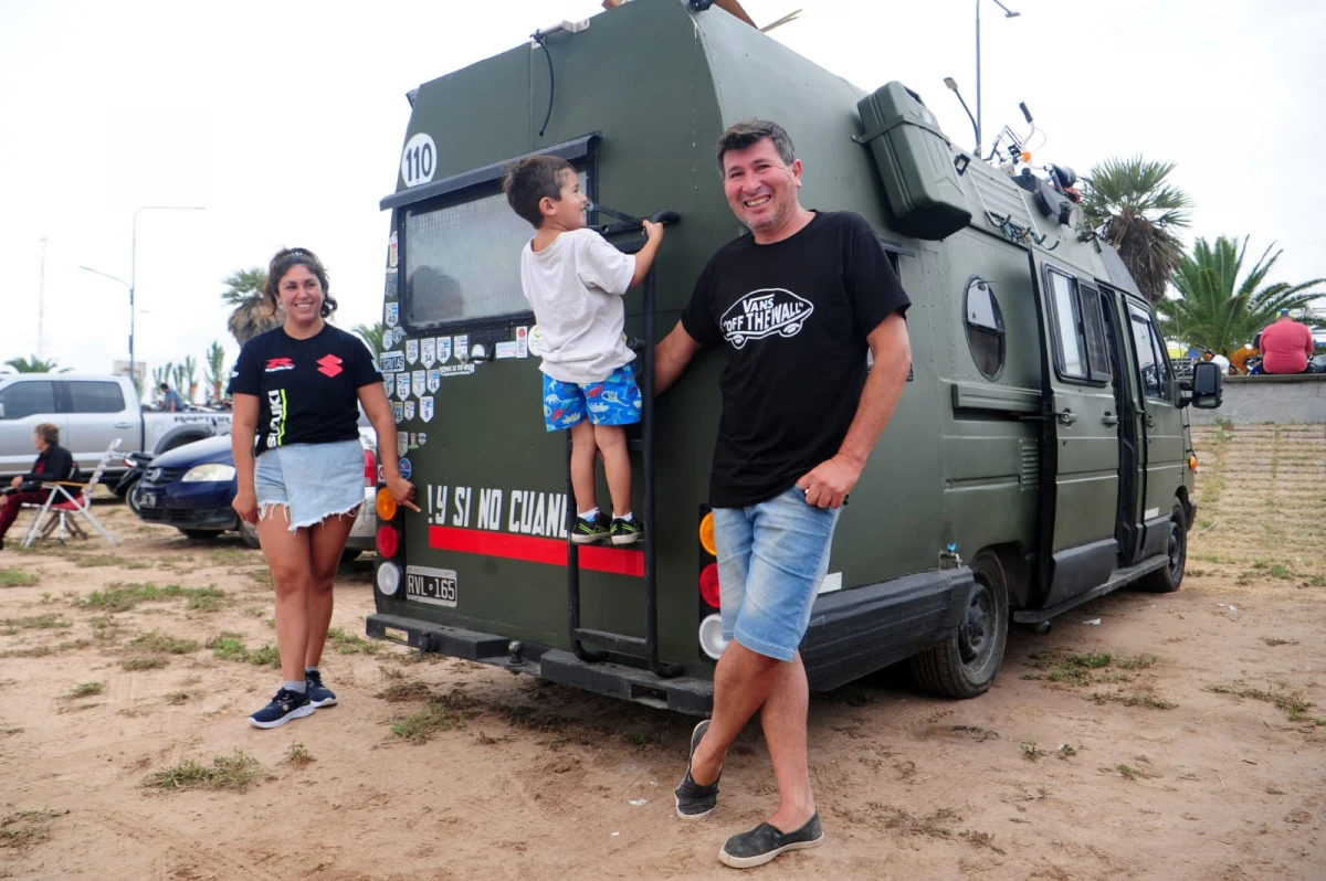 FELICES. La familia de Buenos Aires disfruta del MotoGP, pero junto a su motorhome.