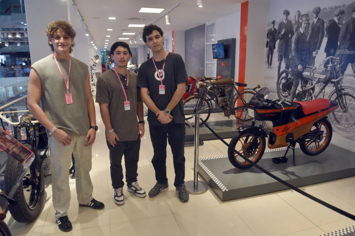 FELICES. Este grupo de amigos se acercó hasta el Museo del MotoGP.