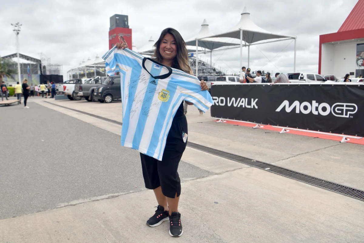 NO LO PUEDE CREER. Gladys muestra la camiseta de la Selección firmada por los pilotos.