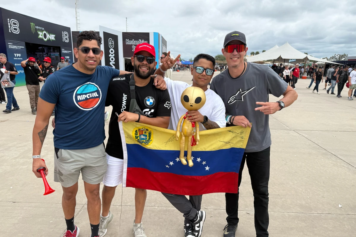 TODOS JUNTOS. El grupo de venezolanos posa con la bandera y Marcianeque en el Fan Fest del MotoGP.