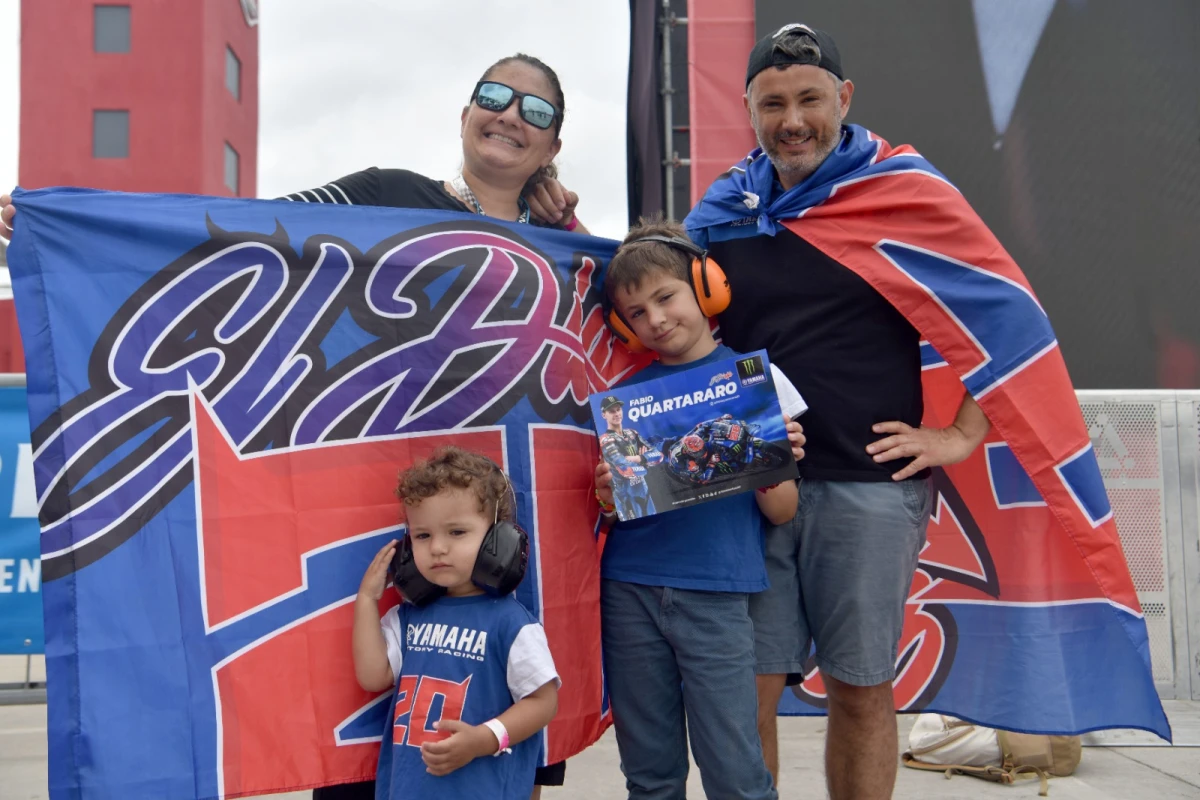 TODOS PARA LA OCASIÓN. Romare Mart posa junto a su familia en el Fan Zone.